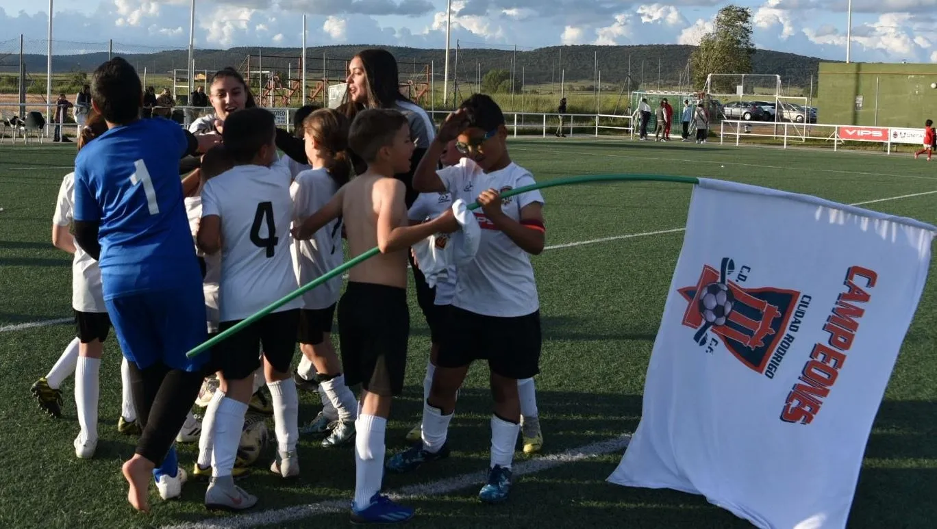 Foto 8 - Enorme victoria del Benjam&iacute;n A del Ciudad Rodrigo para acabar la liga en una fabulosa 4&ordf; plaza