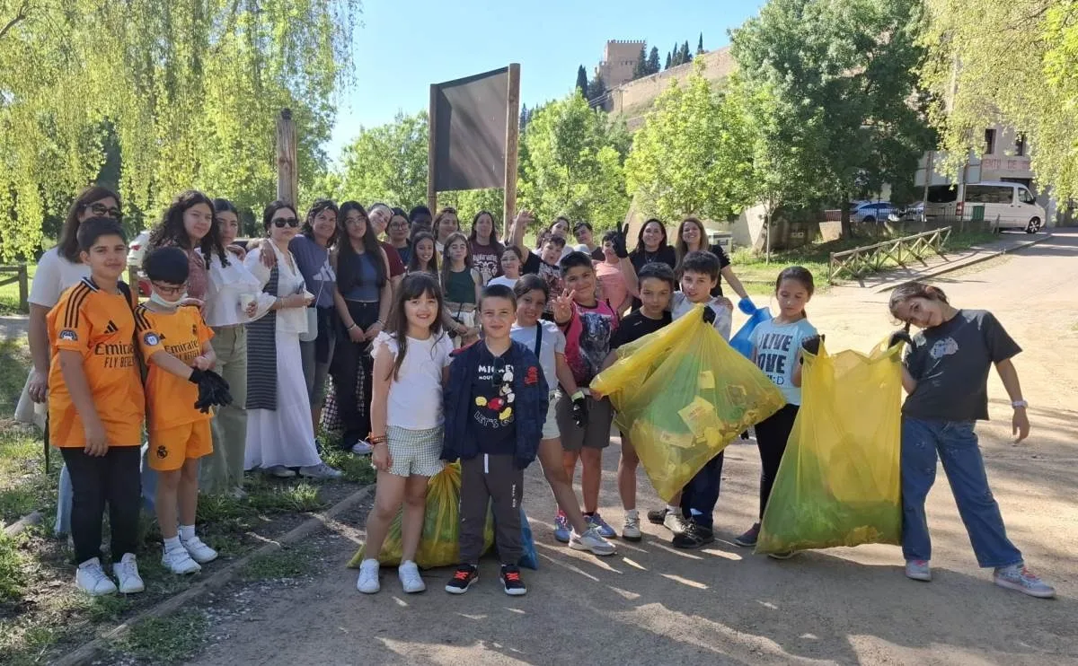 Foto 5 - El Parador involucra al Colegio Misioneras en una nueva recogida de basuraleza