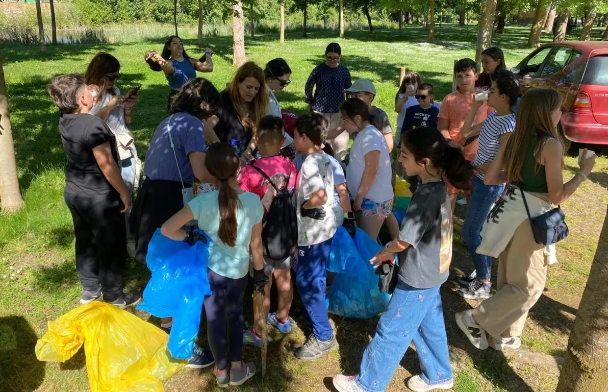 Foto 4 - El Parador involucra al Colegio Misioneras en una nueva recogida de basuraleza