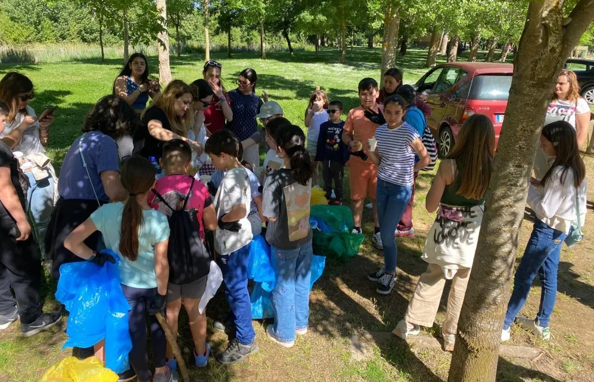 Foto 3 - El Parador involucra al Colegio Misioneras en una nueva recogida de basuraleza