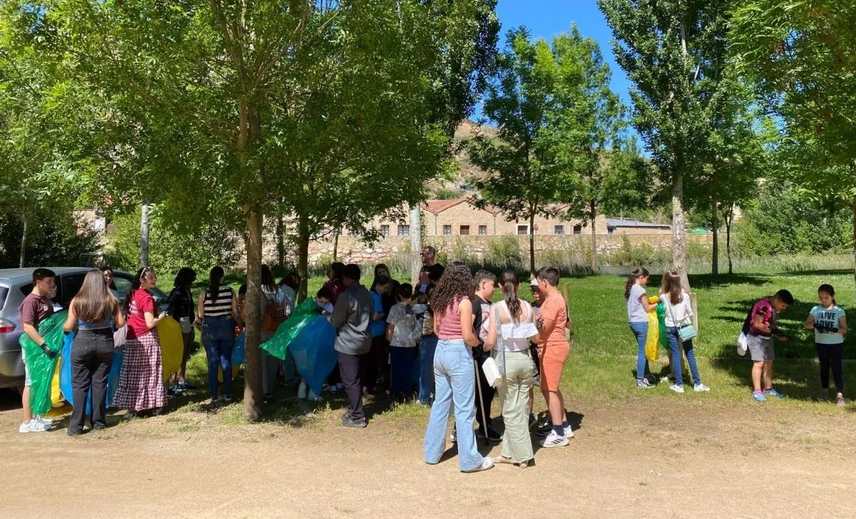 Foto 2 - El Parador involucra al Colegio Misioneras en una nueva recogida de basuraleza