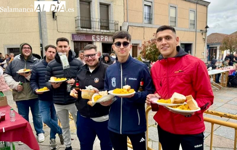 Cantalpino desafía a la lluvia degustando 750 raciones de paella para festejar a San Isidro