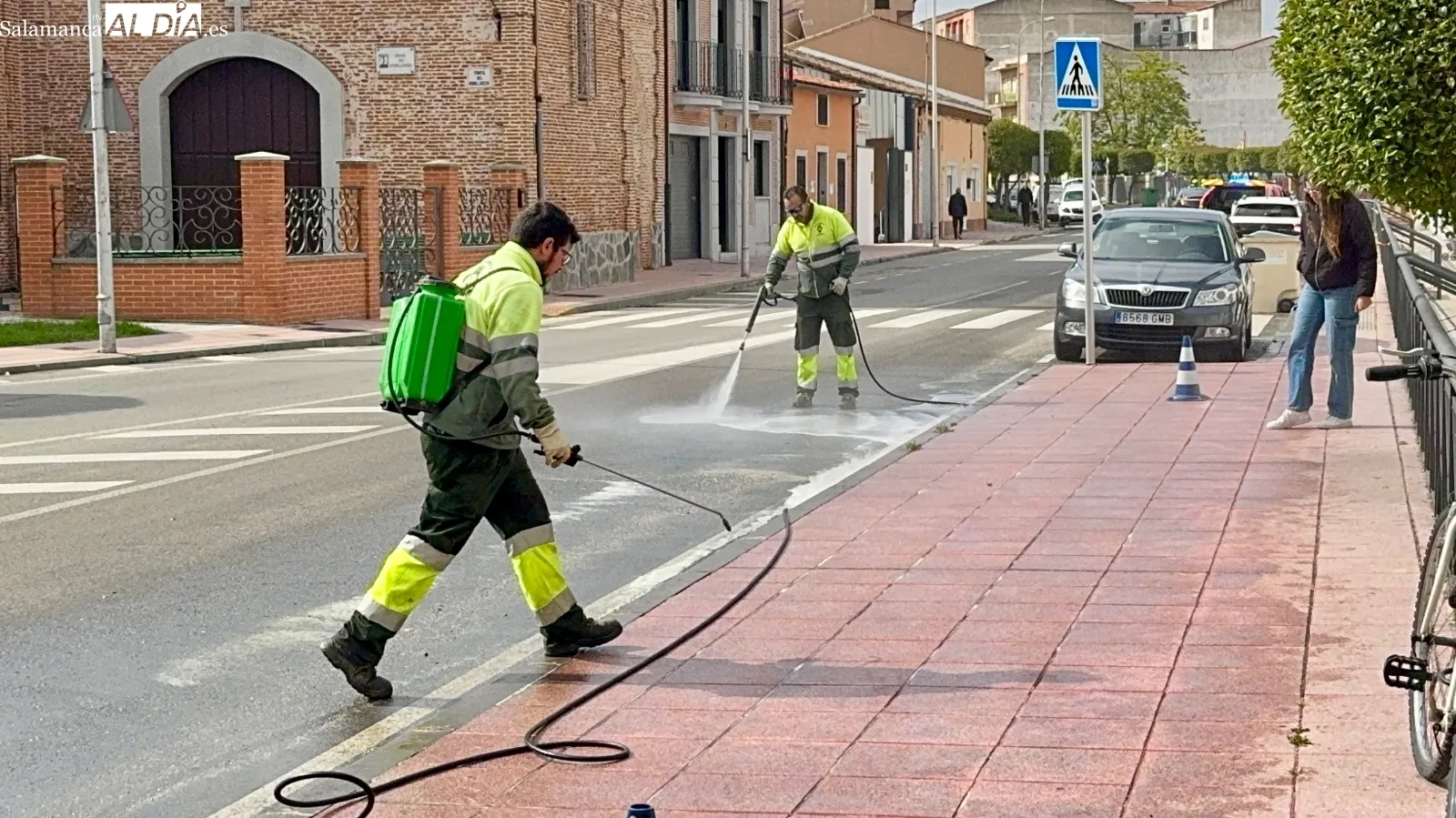 Foto 5 - Bomberos y operarios municipales realizan un operativo para limpiar un vertido de aceite generado por la aver&iacute;a del cami&oacute;n de la Mancomunidad