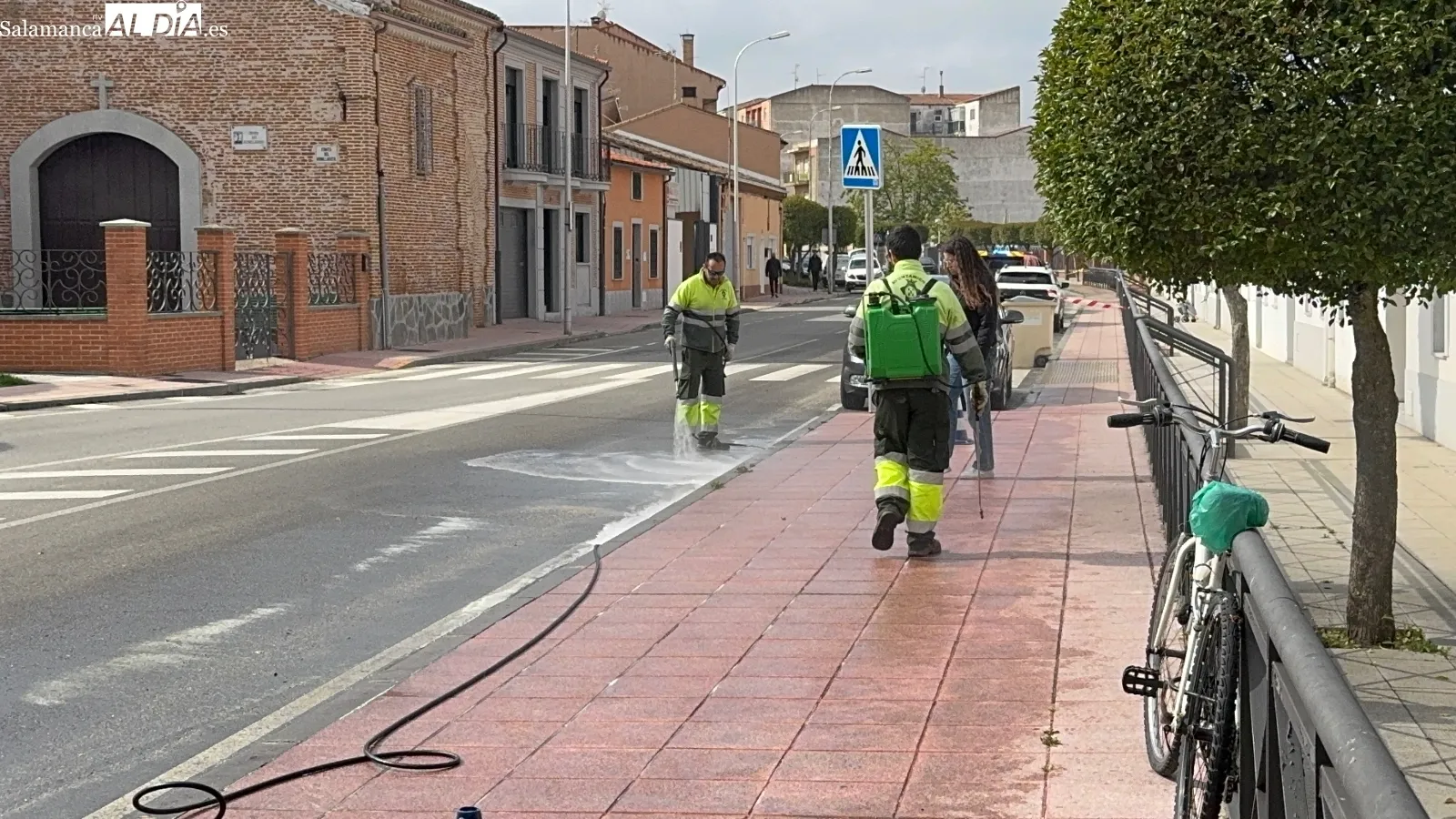 Foto 4 - Bomberos y operarios municipales realizan un operativo para limpiar un vertido de aceite generado por la aver&iacute;a del cami&oacute;n de la Mancomunidad