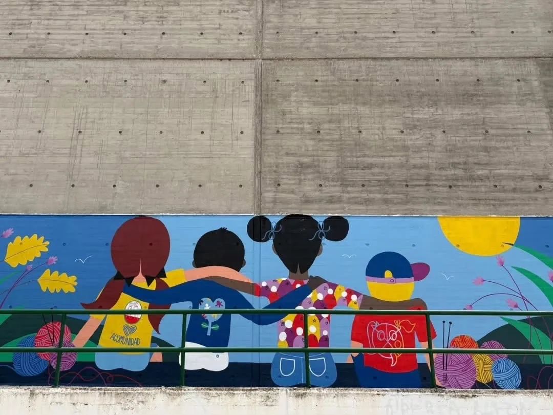 Foto 2 - El pabell&oacute;n municipal luce el primer y colorido mural surgido del concurso &lsquo;El arte por la tolerancia&rsquo; de Acomunidad