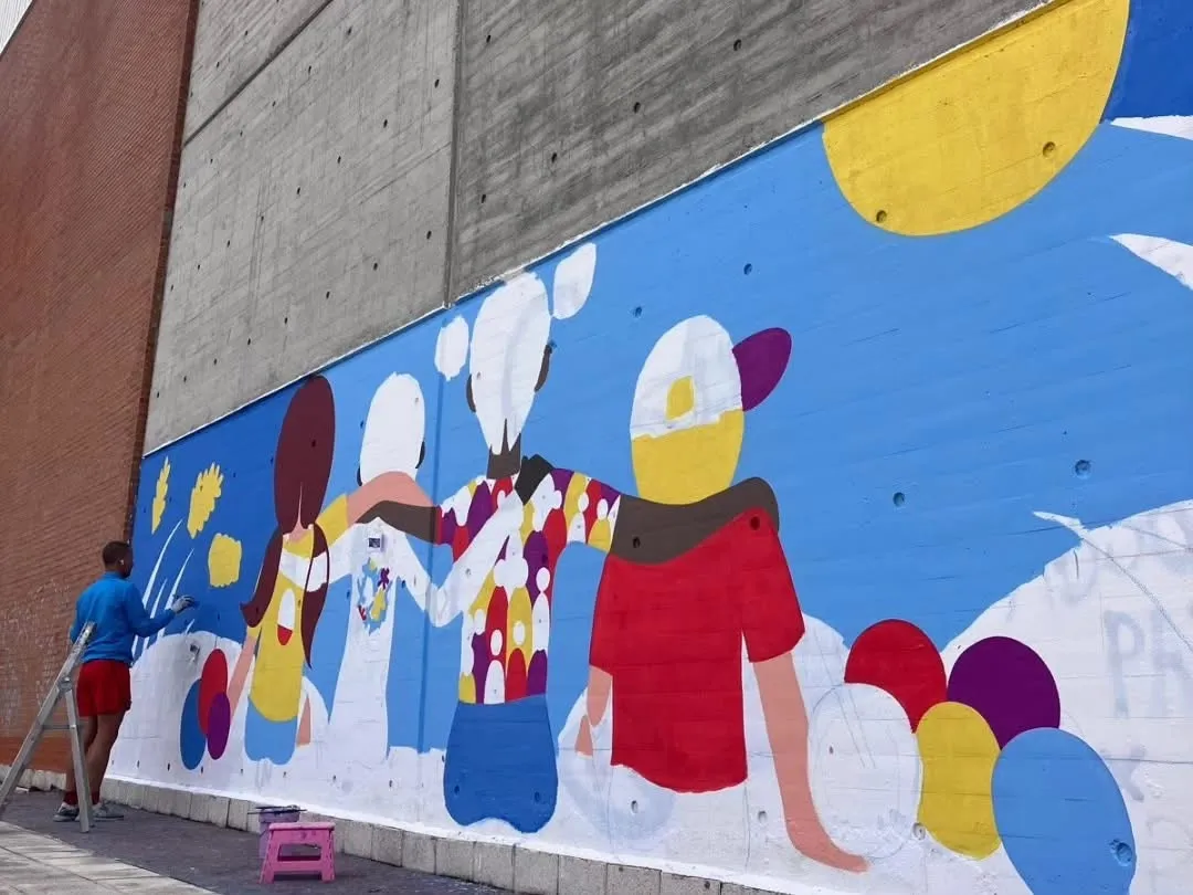 Foto 3 - El pabell&oacute;n municipal luce el primer y colorido mural surgido del concurso &lsquo;El arte por la tolerancia&rsquo; de Acomunidad