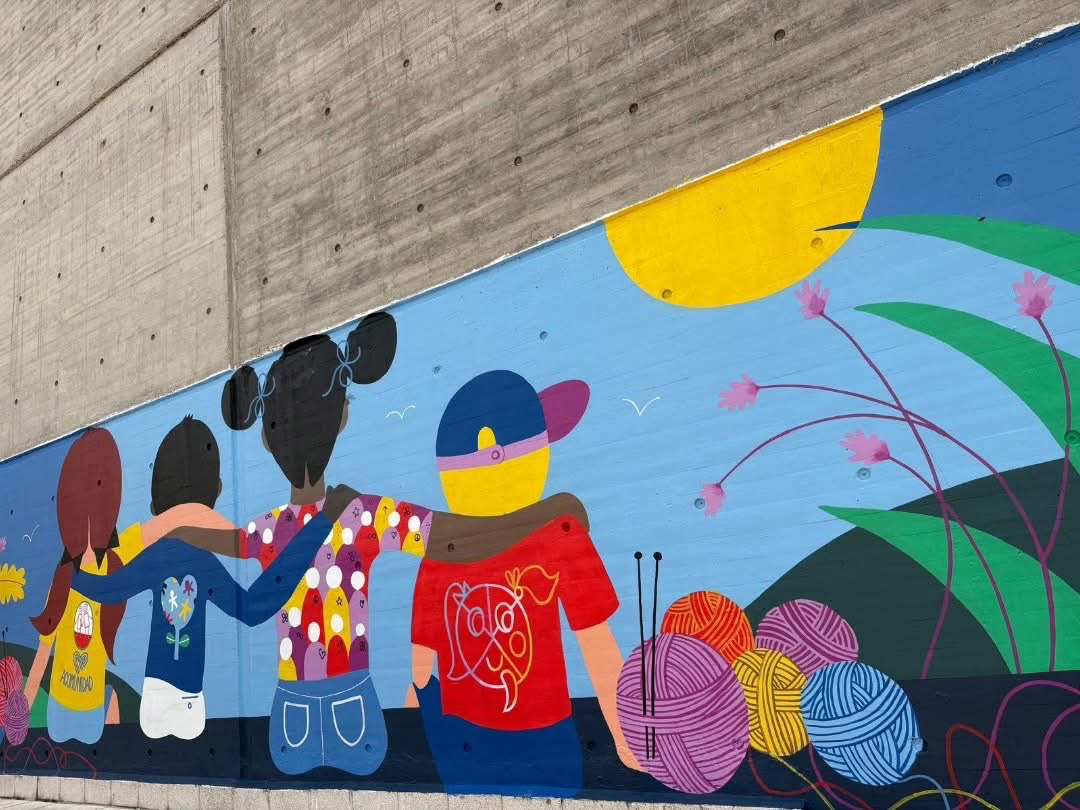 El pabellón municipal luce el primer y colorido mural surgido del concurso ‘El arte por la tolerancia’ de Acomunidad