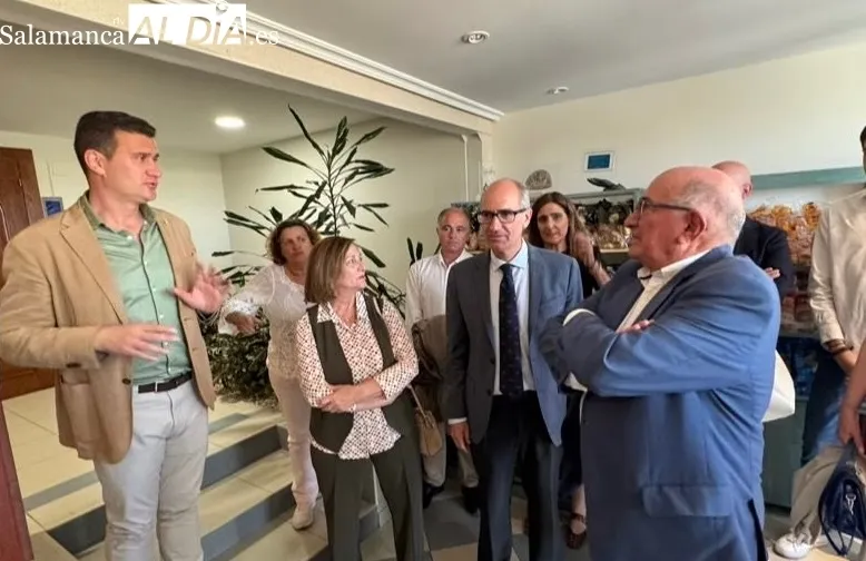 Javier Iglesias visita la empresa Dulca