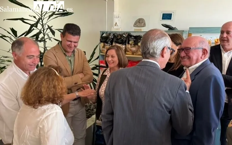 Javier Iglesias visita la empresa Dulca