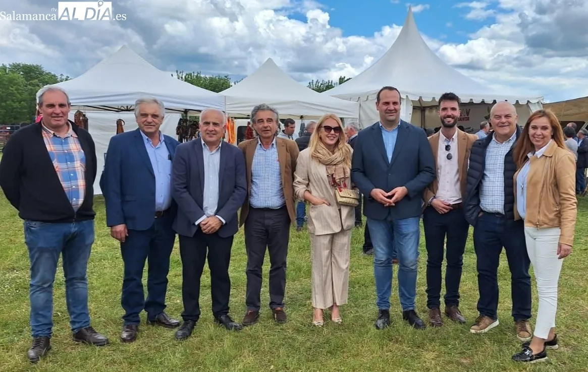 Algunas de las autoridades que asistieron a Lumbrales este 15 de mayo