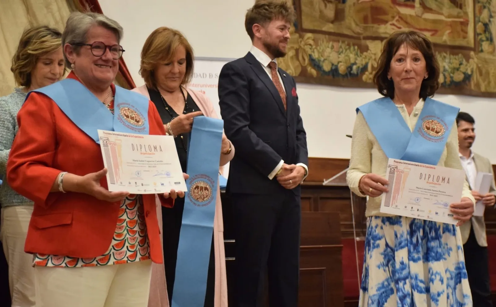 Foto 6 - Dos alumnas mirobrigenses de la Universidad de la Experiencia se grad&uacute;an en el Paraninfo de la USAL