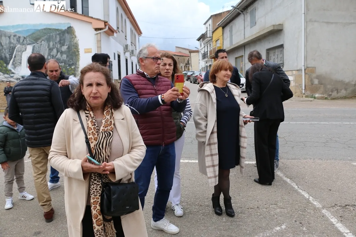 La coincidencia en sábado y el puente festivo, se dejó notar con numeroso público en Masueco durante la Santa Cruz / CORRAL