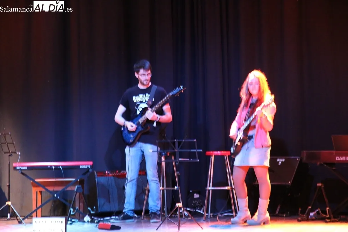 Concierto de rock de los alumnos de la Escuela de Música Moderna 'La Musa' en Vitigudino / CORRAL
