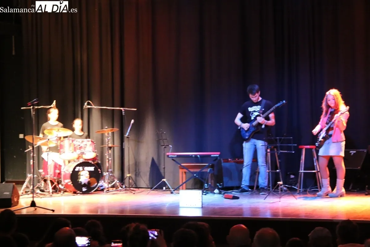Concierto de rock de los alumnos de la Escuela de Música Moderna 'La Musa' en Vitigudino / CORRAL