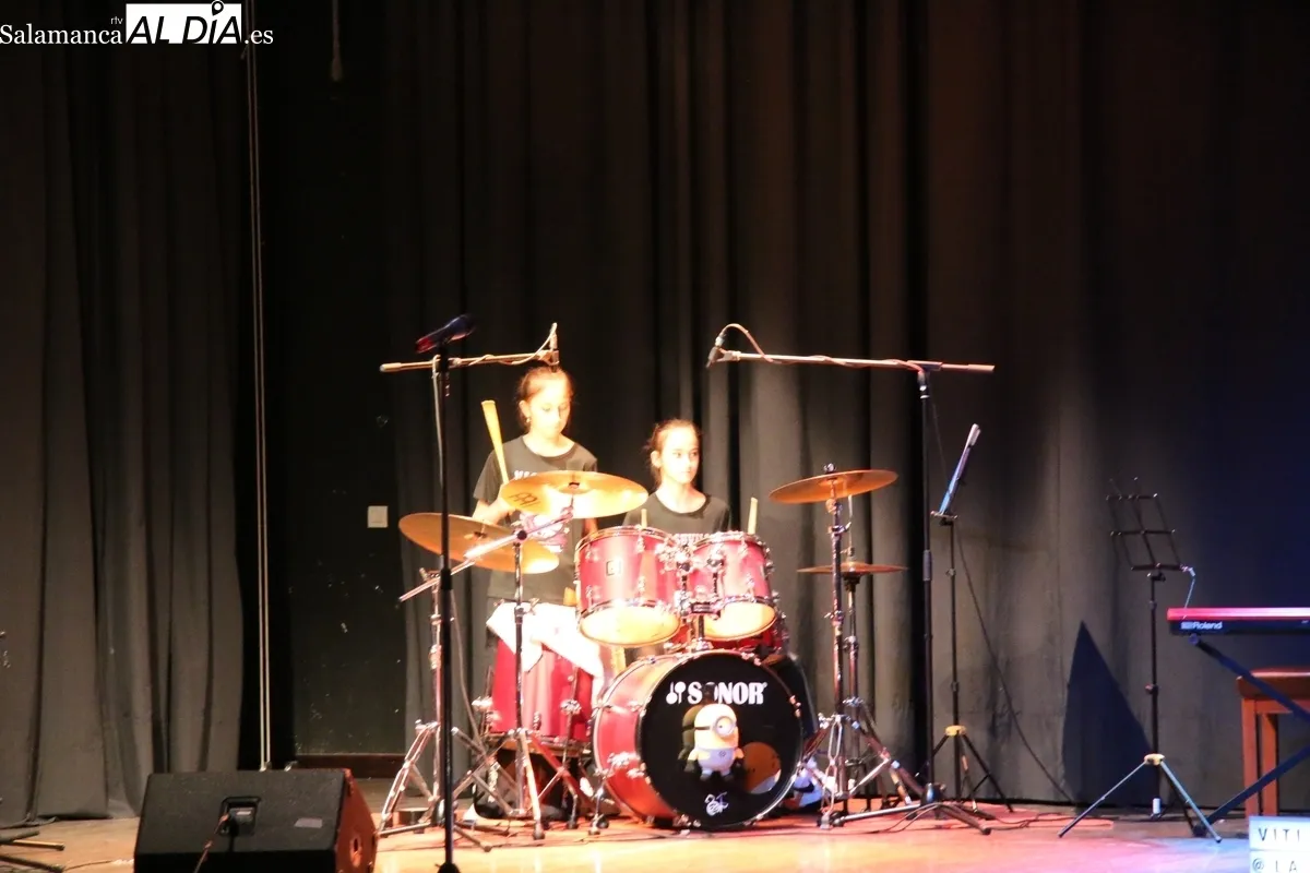 Concierto de rock de los alumnos de la Escuela de Música Moderna 'La Musa' en Vitigudino / CORRAL