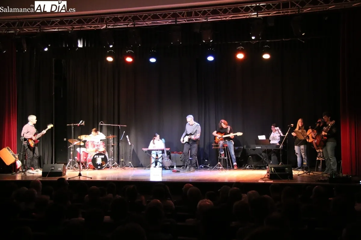 Concierto de rock de los alumnos de la Escuela de Música Moderna 'La Musa' en Vitigudino / CORRAL
