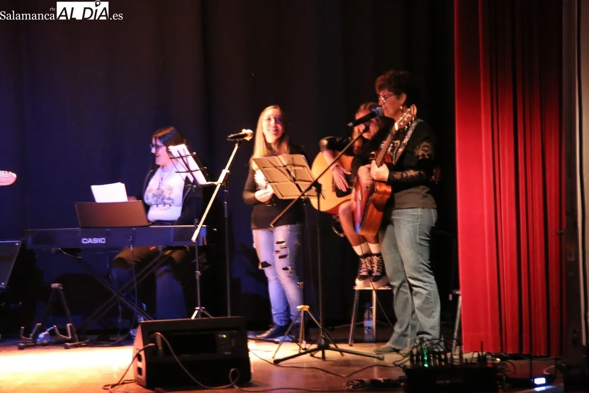 Concierto de rock de los alumnos de la Escuela de Música Moderna 'La Musa' en Vitigudino / CORRAL