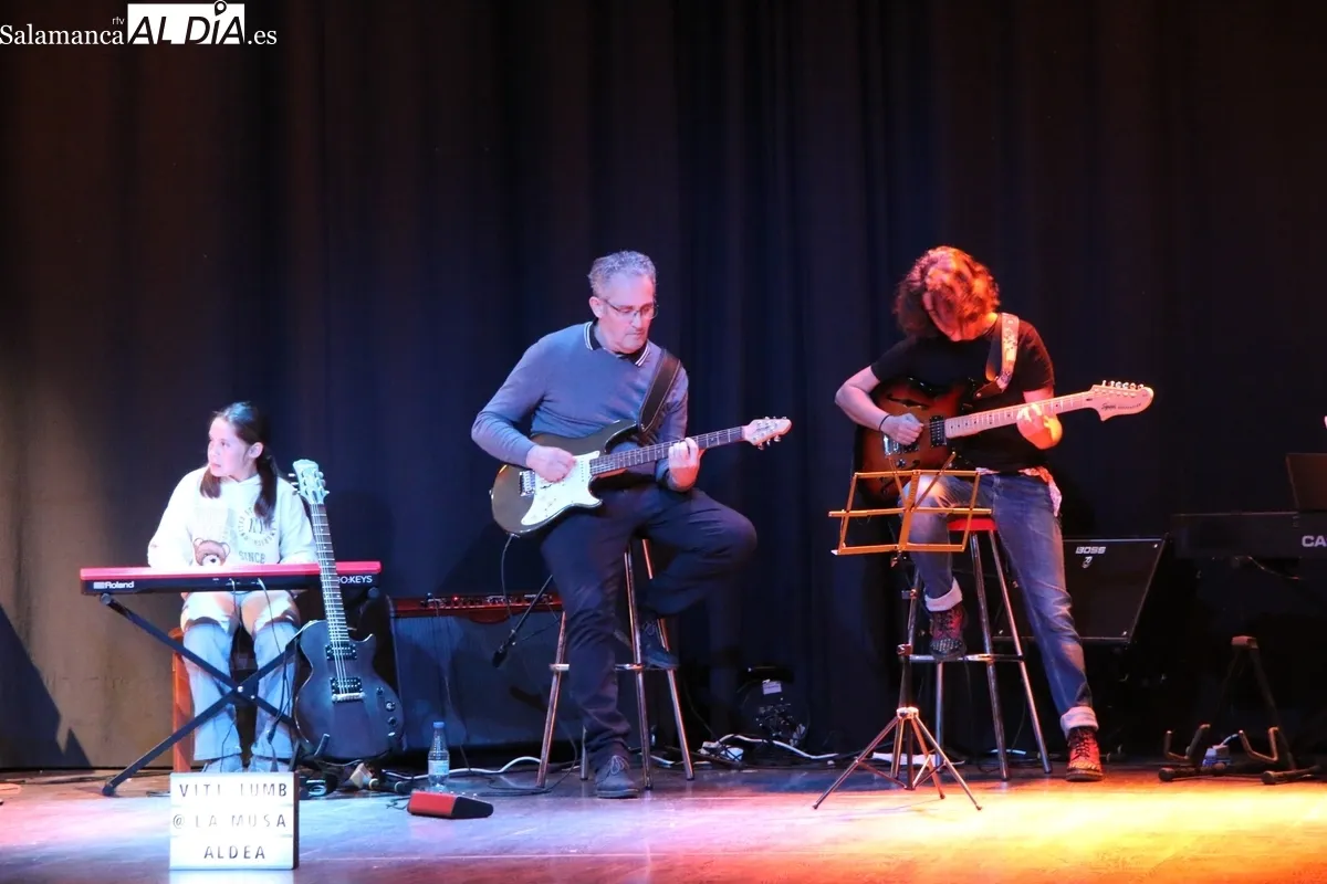 Concierto de rock de los alumnos de la Escuela de Música Moderna 'La Musa' en Vitigudino / CORRAL