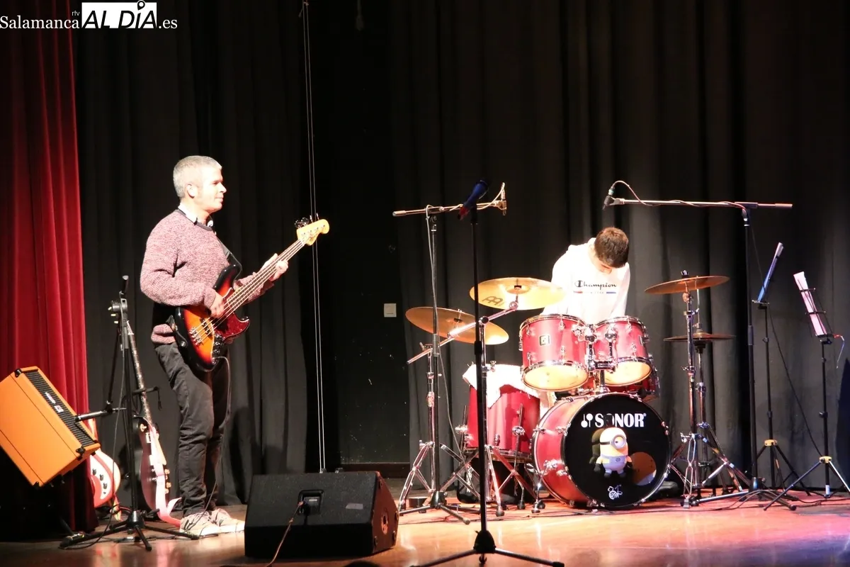 Concierto de rock de los alumnos de la Escuela de Música Moderna 'La Musa' en Vitigudino / CORRAL