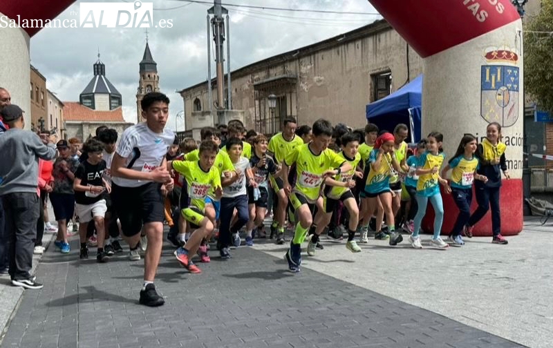 Multitudinaria fiesta del deporte en familia durante la XXXI Carrera Popular Hijos, Padres y Abuelos coronada por Jorge Hernández y María José Carpio