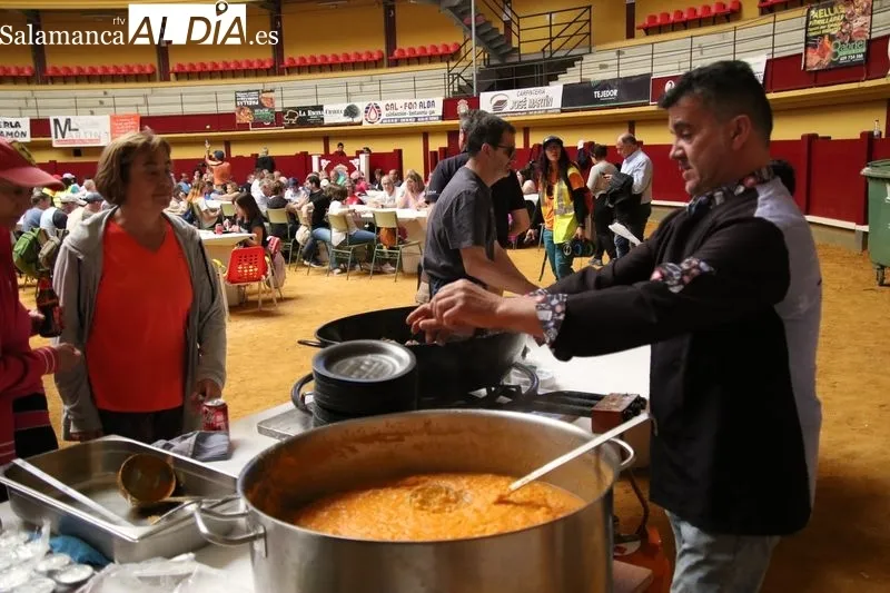 Foto 2 - Ciento cuarenta peregrinos culminan la ruta hasta Alba y reponen fuerzas con Catering Gabriel