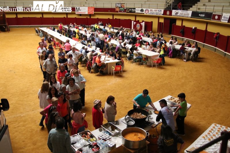 Ciento cuarenta peregrinos culminan la ruta teresiana hasta Alba y reponen fuerzas con Catering Gabriel