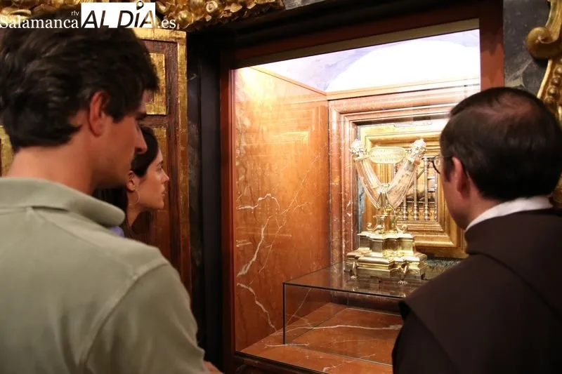 Foto 5 - Los Duques de Hu&eacute;scar, Fernando Fitz-James Stuart y Sof&iacute;a Palazuelo, veneran a Santa Teresa