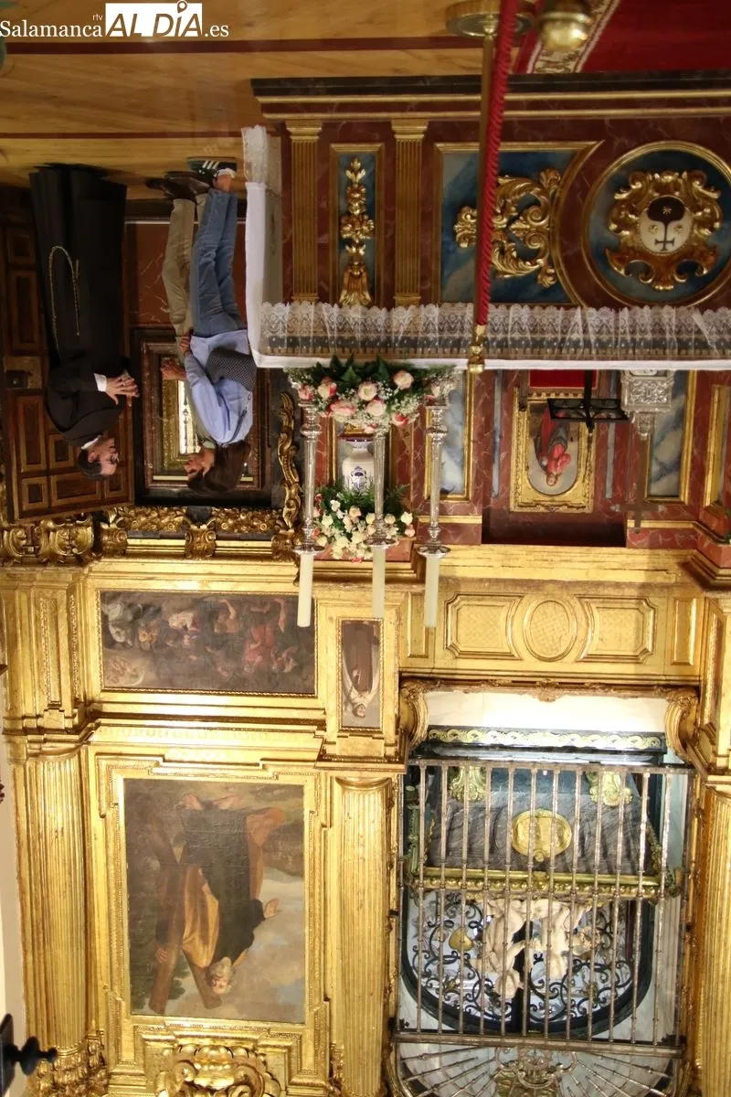 Foto 2 - Los Duques de Hu&eacute;scar, Fernando Fitz-James Stuart y Sof&iacute;a Palazuelo, veneran a Santa Teresa