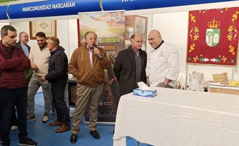 Foto 2 - &lsquo;La comarca marca&rsquo; junto a Helio Flores en una llamativa exhibici&oacute;n de productos en la XVI Feria Agroalimentaria de Macotera