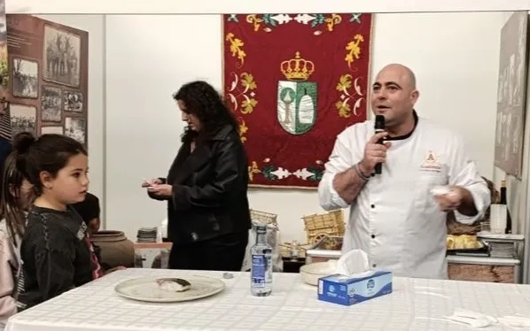 Foto 3 - &lsquo;La comarca marca&rsquo; junto a Helio Flores en una llamativa exhibici&oacute;n de productos en la XVI Feria Agroalimentaria de Macotera