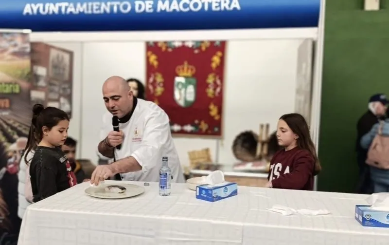 Foto 4 - &lsquo;La comarca marca&rsquo; junto a Helio Flores en una llamativa exhibici&oacute;n de productos en la XVI Feria Agroalimentaria de Macotera