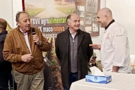 Foto 5 - &lsquo;La comarca marca&rsquo; junto a Helio Flores en una llamativa exhibici&oacute;n de productos en la XVI Feria Agroalimentaria de Macotera