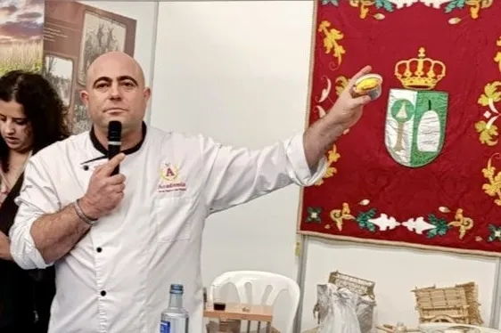 Foto 6 - &lsquo;La comarca marca&rsquo; junto a Helio Flores en una llamativa exhibici&oacute;n de productos en la XVI Feria Agroalimentaria de Macotera