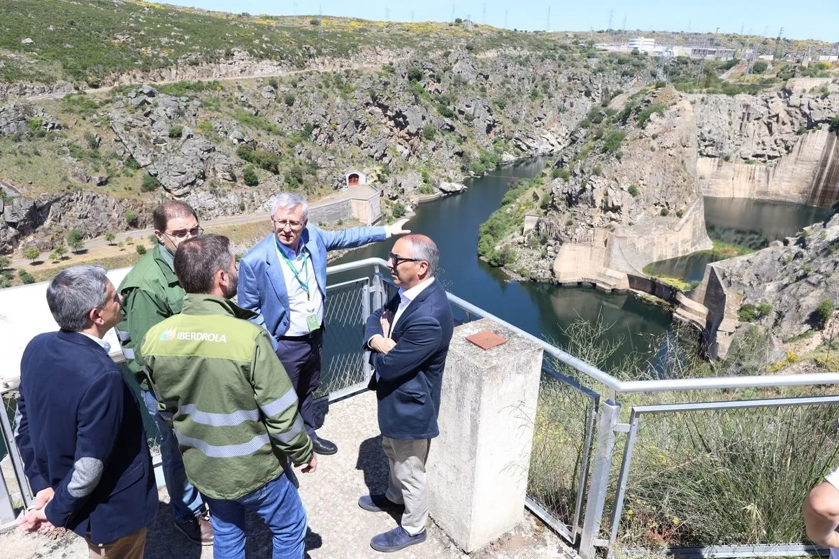 Los decanos de los Colegios de Ingenieros Técnicos Industriales de Zamora y Salamanca, José Luis Merchán y José María Collantes, respectivamente, han sido los encargados de entregar una placa conmemorativa a los directores de la central hidroeléctrica de 