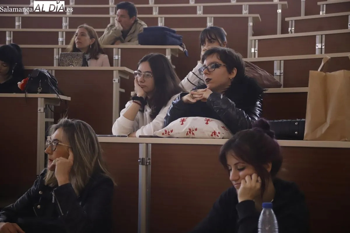 Charla de Javier Alvariño, Premio Goya a la Mejor Dirección de Arte, en la Facultad de Bellas Artes de la Universidad de Salamanca. Foto de Ángel Puma