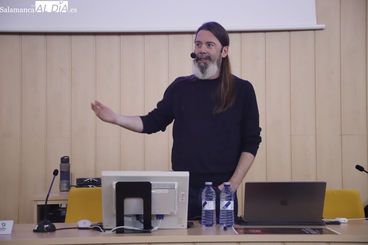 FOTOS | Javier Alvariño, Premio Goya a la Mejor Dirección de Arte, regresa a la Facultad salmantina en la que se formó