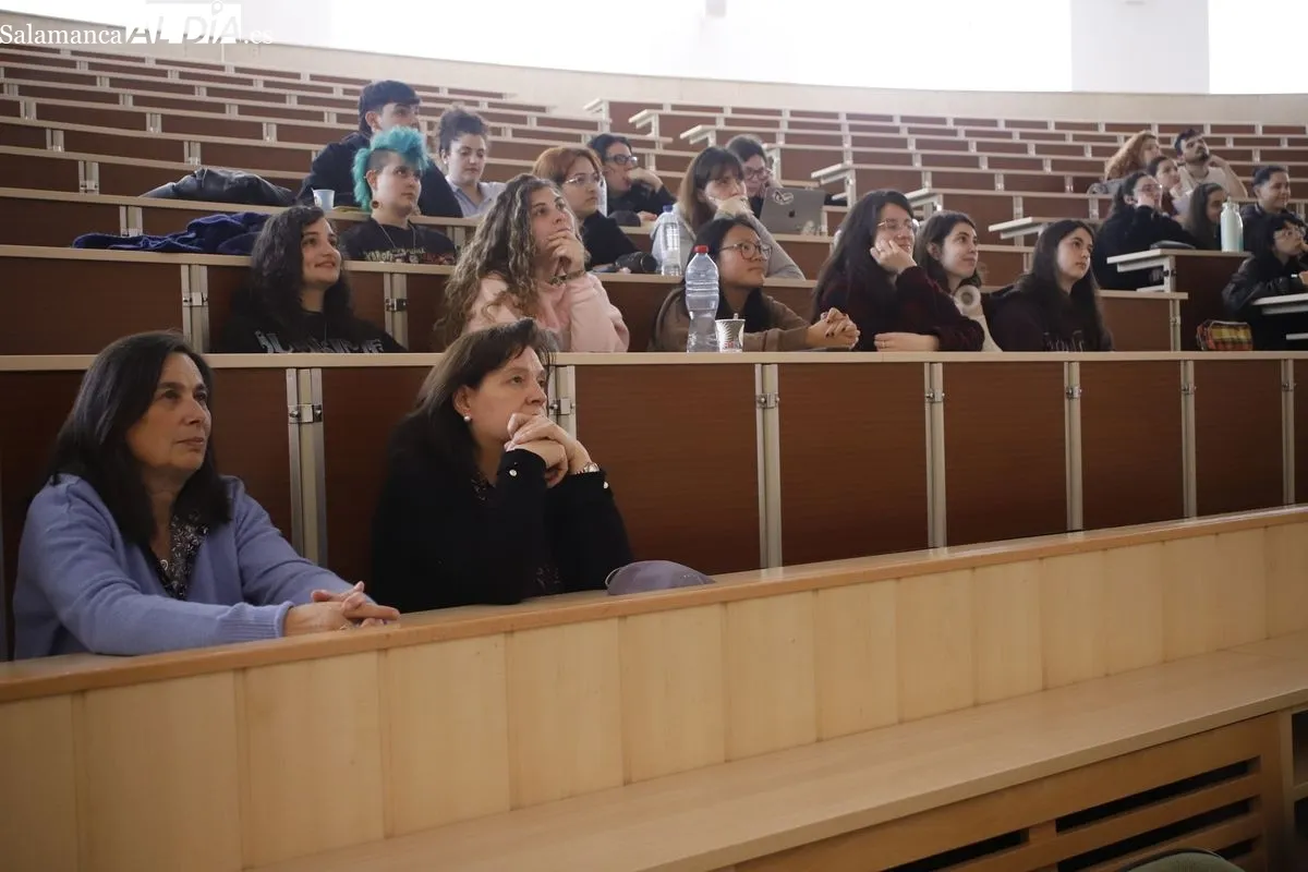 Charla de Javier Alvariño, Premio Goya a la Mejor Dirección de Arte, en la Facultad de Bellas Artes de la Universidad de Salamanca. Foto de Ángel Puma