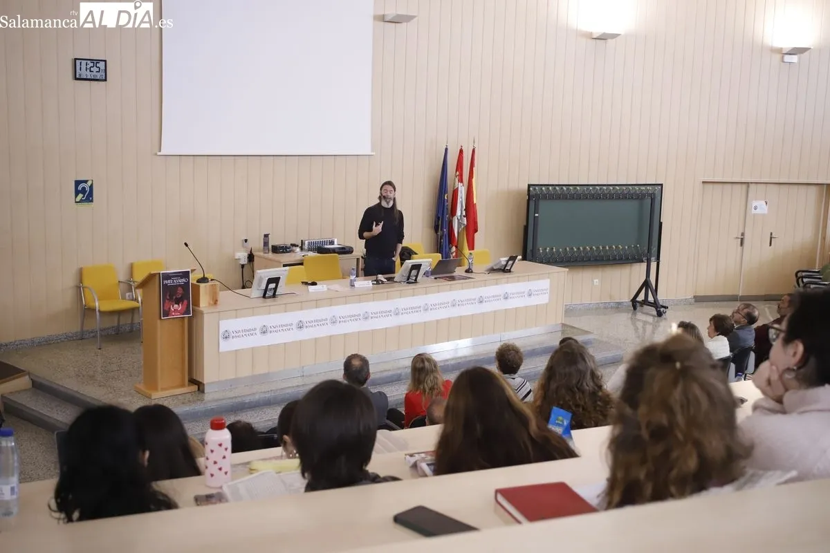 Charla de Javier Alvariño, Premio Goya a la Mejor Dirección de Arte, en la Facultad de Bellas Artes de la Universidad de Salamanca. Foto de Ángel Puma