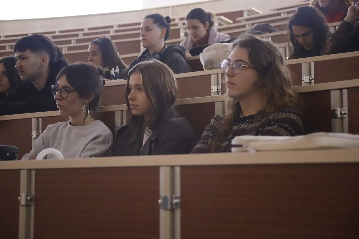 Charla de Javier Alvariño, Premio Goya a la Mejor Dirección de Arte, en la Facultad de Bellas Artes de la Universidad de Salamanca. Foto de Ángel Puma