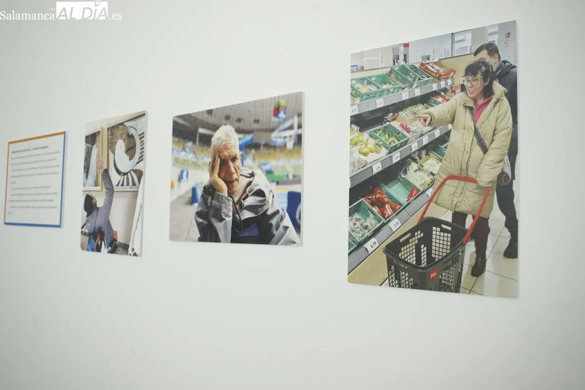 La concejala de Familia e Igualdad de Oportunidades, Miryam Rodríguez, y el presidente de Aspace Salamanca, Jesús Alberto Martín, presentan la exposición ‘Envejecimiento y parálisis cerebral’. Foto de Ángel Puma