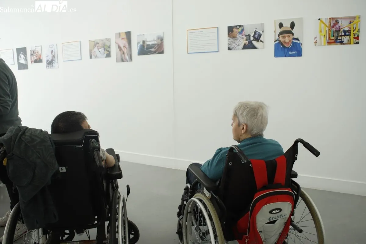 La concejala de Familia e Igualdad de Oportunidades, Miryam Rodríguez, y el presidente de Aspace Salamanca, Jesús Alberto Martín, presentan la exposición ‘Envejecimiento y parálisis cerebral’. Foto de Ángel Puma