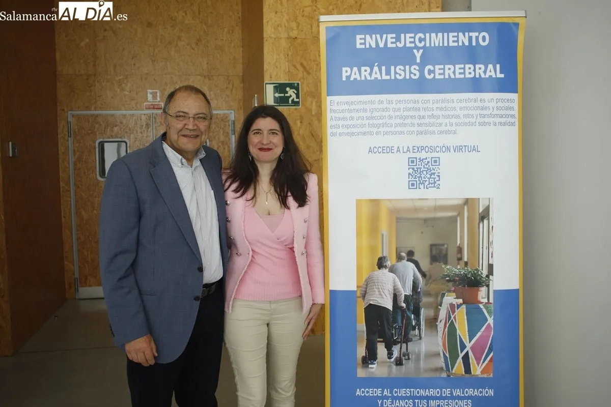 La concejala de Familia e Igualdad de Oportunidades, Miryam Rodríguez, y el presidente de Aspace Salamanca, Jesús Alberto Martín, presentan la exposición ‘Envejecimiento y parálisis cerebral’. Foto de Ángel Puma