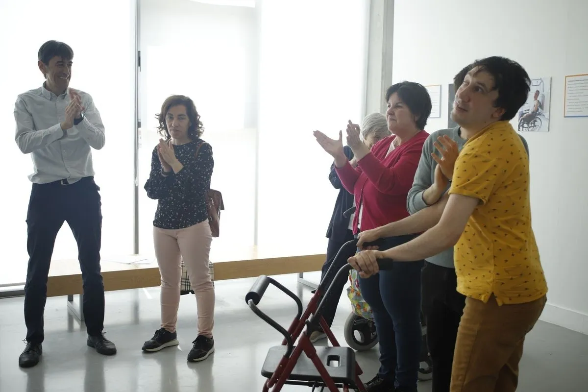 La concejala de Familia e Igualdad de Oportunidades, Miryam Rodríguez, y el presidente de Aspace Salamanca, Jesús Alberto Martín, presentan la exposición ‘Envejecimiento y parálisis cerebral’. Foto de Ángel Puma