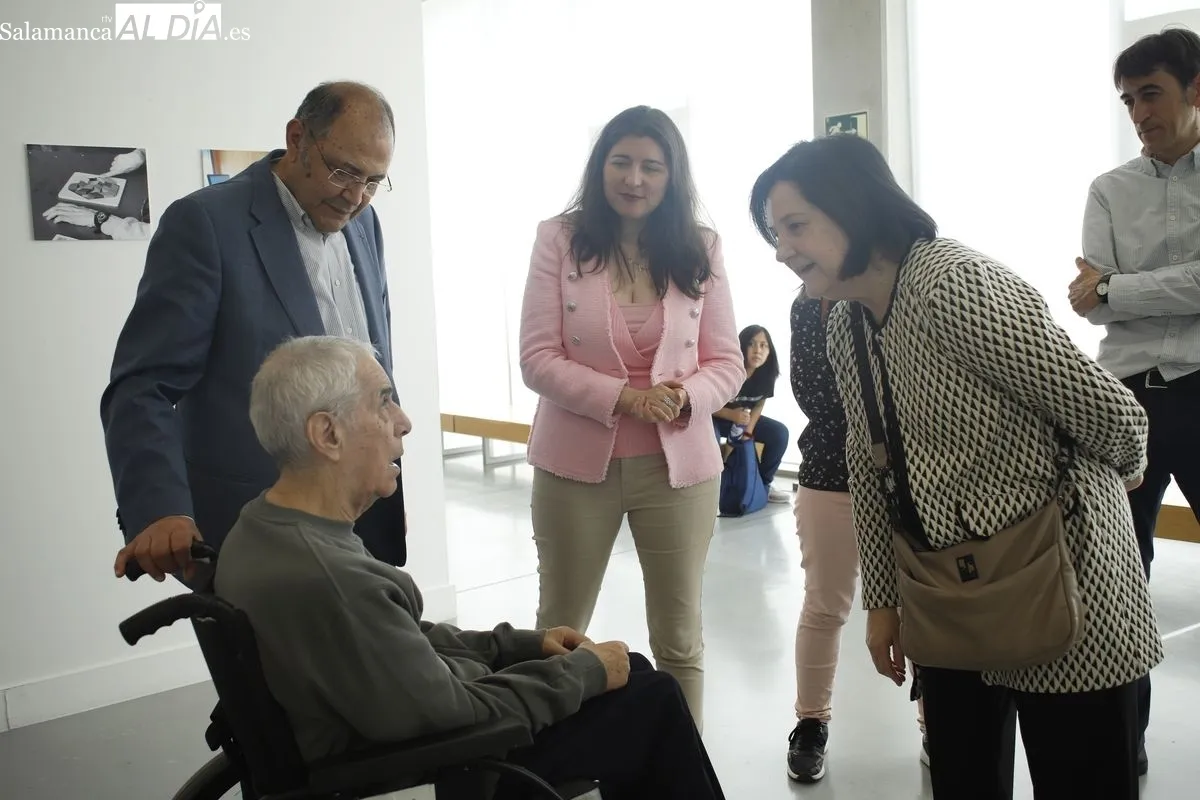 La concejala de Familia e Igualdad de Oportunidades, Miryam Rodríguez, y el presidente de Aspace Salamanca, Jesús Alberto Martín, presentan la exposición ‘Envejecimiento y parálisis cerebral’. Foto de Ángel Puma