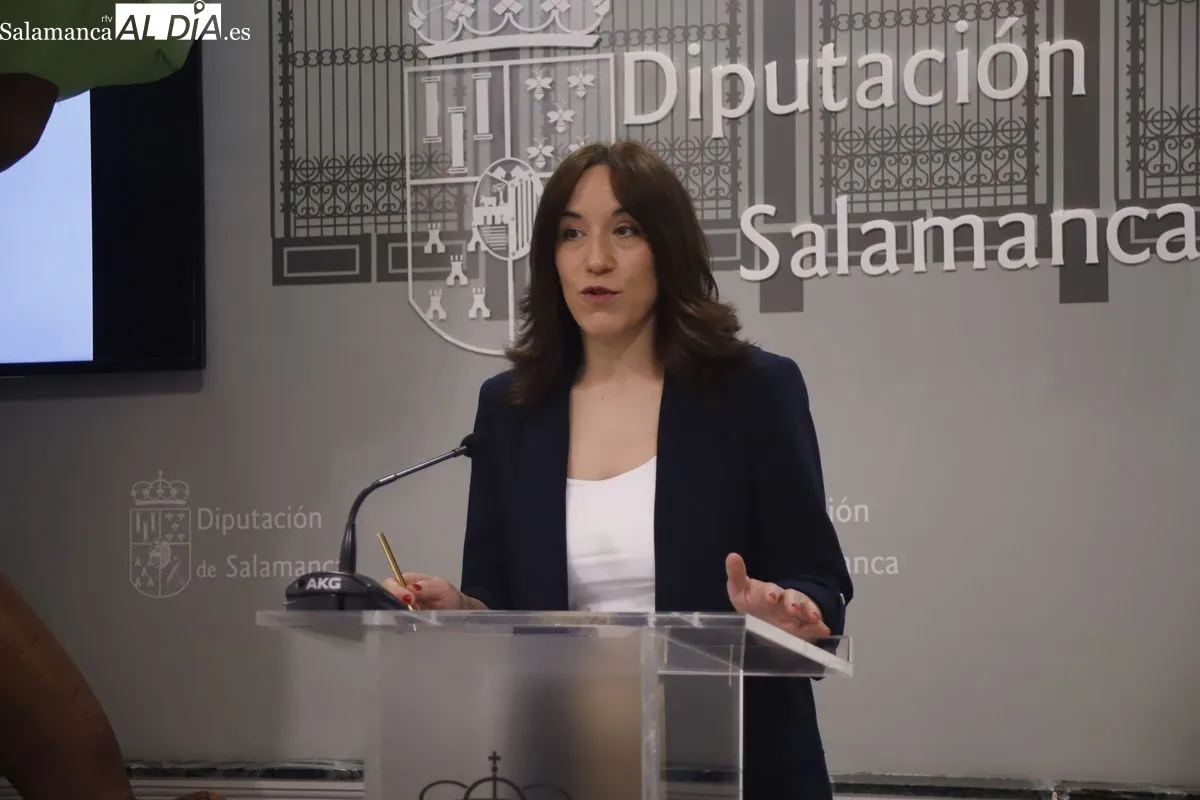 La diputada de Medio Ambiente, Pilar Sánchez, presenta la publicación Cuentos para el planeta. Foto de Ángel Puma