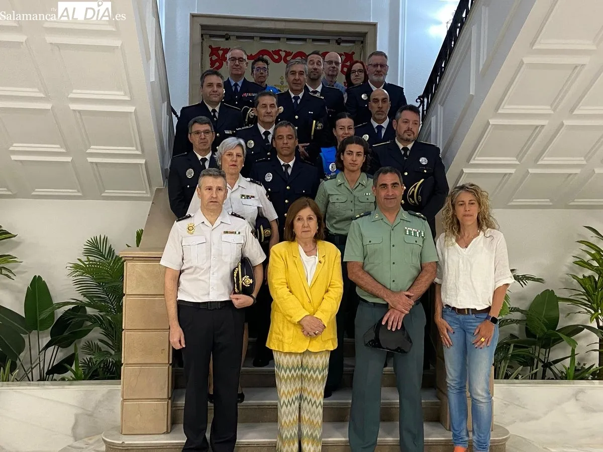 La Subdelegación del Gobierno ha acogido la presentación y entrega de este material a Policía Nacional, Guardia Civil y Policías Locales integradas en VioGén, en un acto presidido por Rosa López. Foto V. Martins