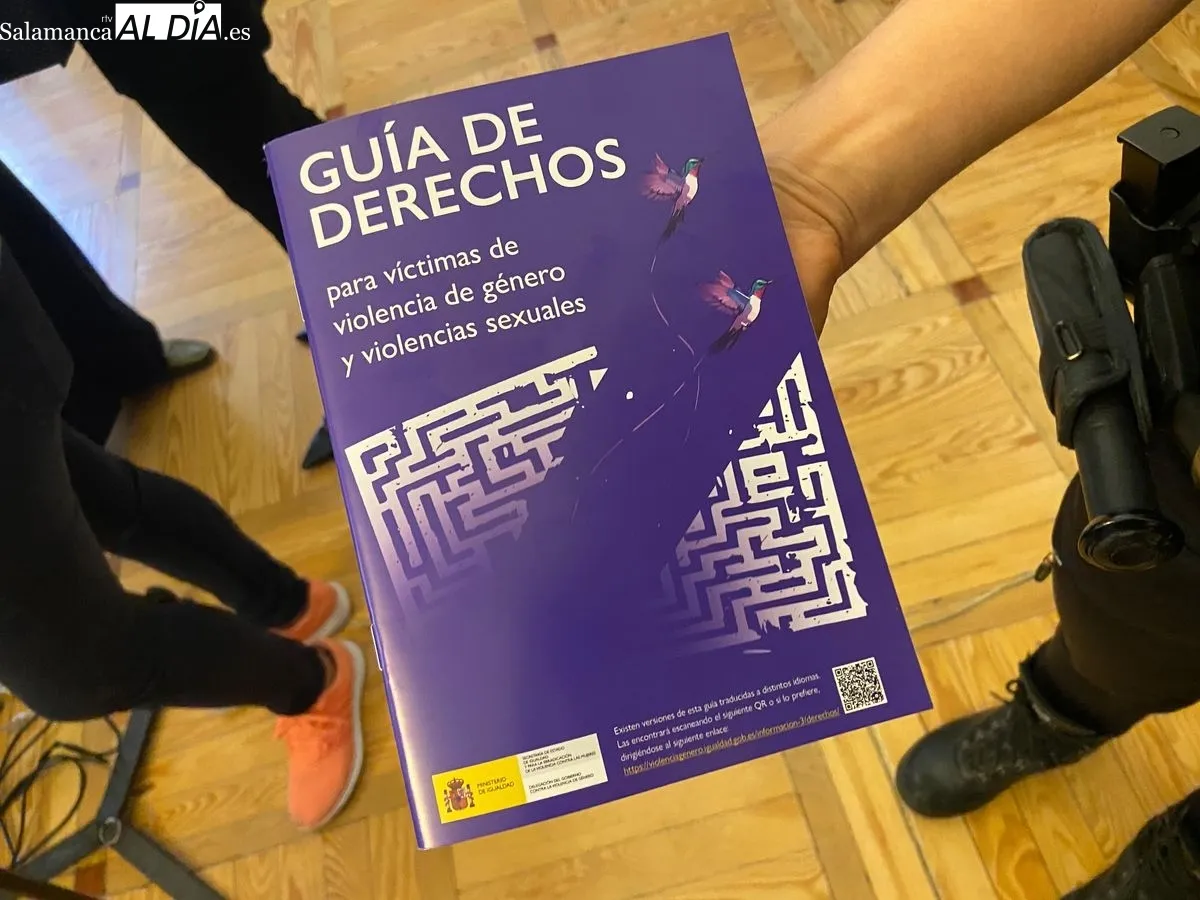 La Subdelegación del Gobierno ha acogido la presentación y entrega de este material a Policía Nacional, Guardia Civil y Policías Locales integradas en VioGén, en un acto presidido por Rosa López. Foto V. Martins