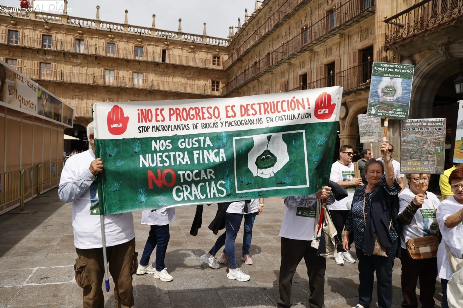 Manifestación en la Plaza Mayor contra las plantas de biogás | Fotos: David Sañudo
