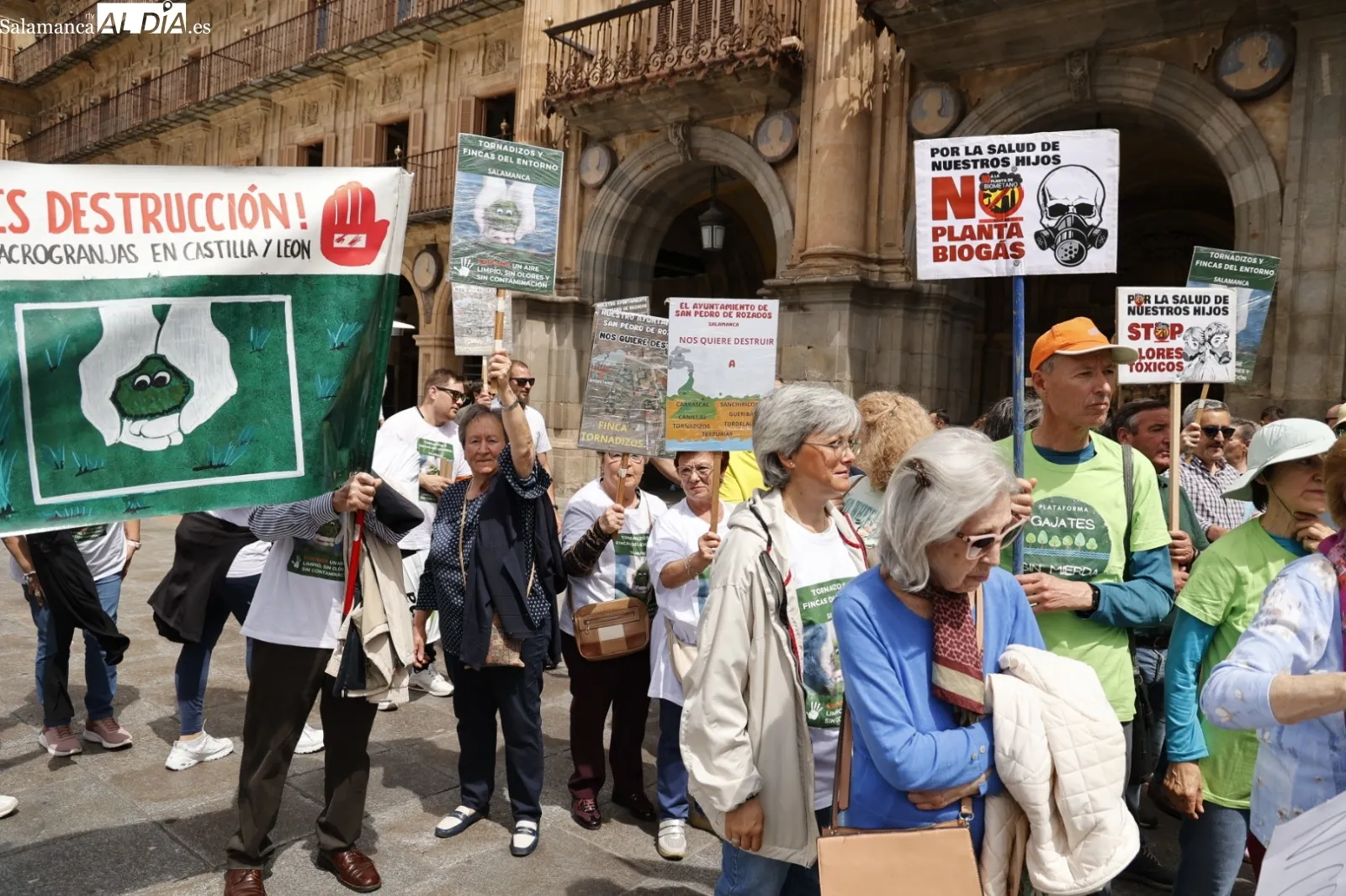 Manifestación en la Plaza Mayor contra las plantas de biogás | Fotos: David Sañudo