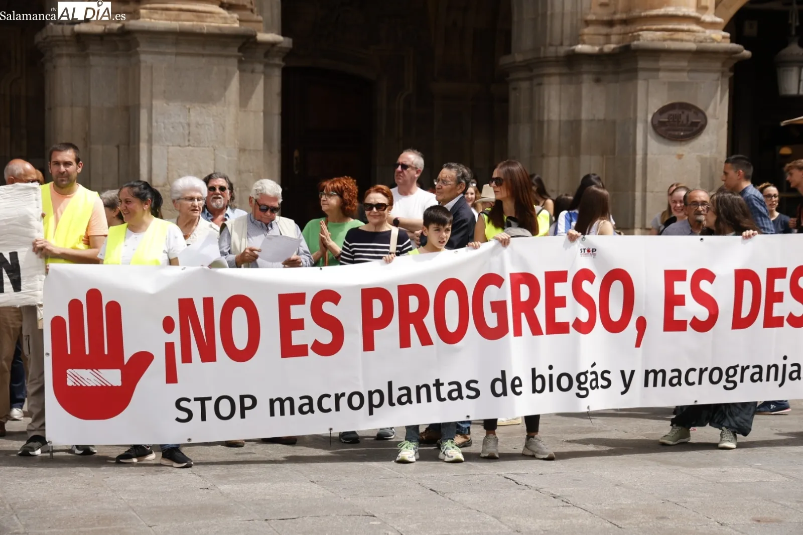 Manifestación en la Plaza Mayor contra las plantas de biogás | Fotos: David Sañudo